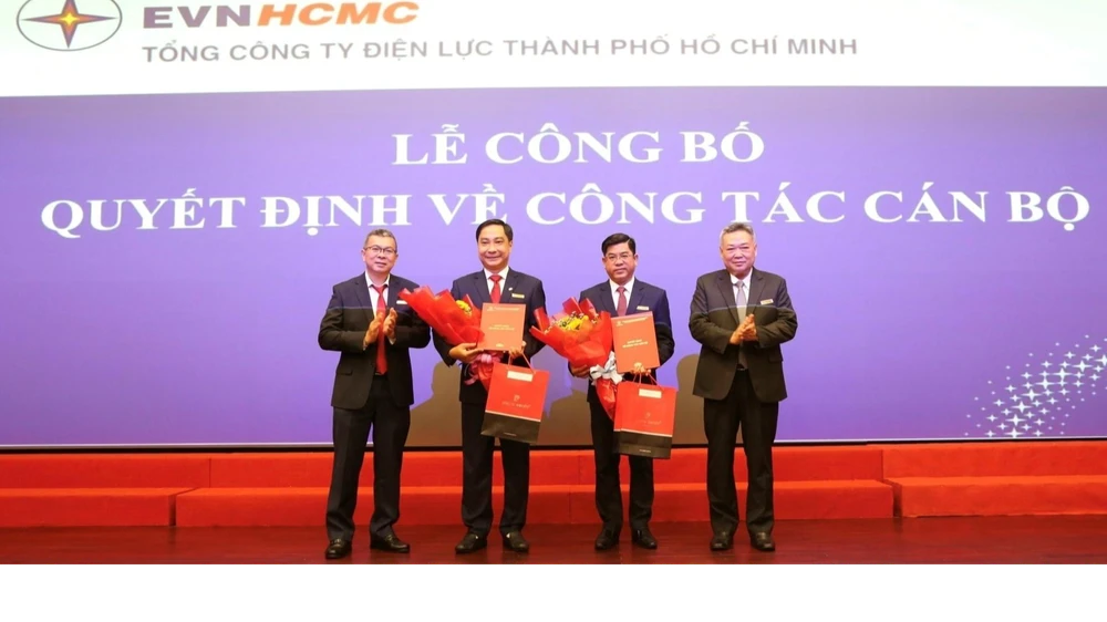 Ông Bùi Hải Thành và ông Nguyễn Thanh Nhã được bổ nhiệm giữ chức Phó Tổng giám đốc EVNHCMC từ ngày 15-8. Ảnh: EVNHCMC. Ông Bùi Hải Thành và ông Nguyễn Thanh Nhã được bổ nhiệm giữ chức Phó Tổng giám đốc EVNHCMC từ ngày 15-8. Ảnh: EVNHCMC.