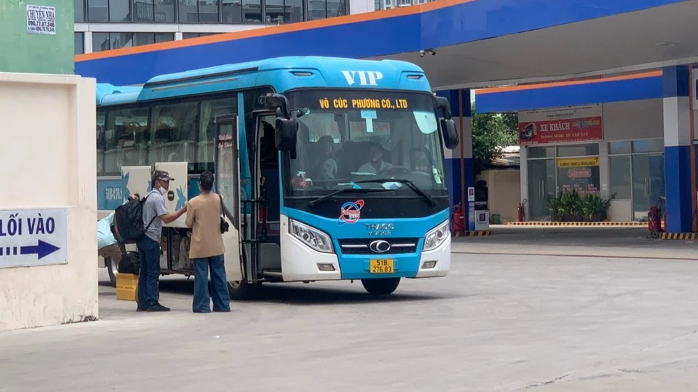 Các cây xăng gần Bến xe Miền Đông hiện hữu trở thành điểm đón khách. Ảnh: CTV.