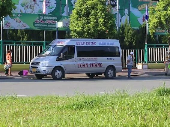 Xe đón khách ở khu vực Suối Tiên. Ảnh: CTV.