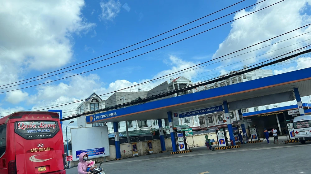 Xe khách dừng ngay trước cổng cây xăng trên Quốc lộ 13, TP Thủ Đức. Ảnh: ĐT.