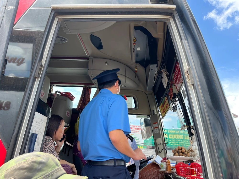 Thanh tra giao thông kiểm tra vé, lệnh vận chuyển của đơn vị vận tải này. Ảnh: ĐT.