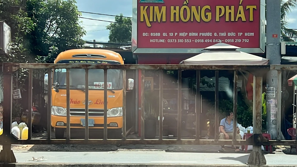 Xe khách che biển số để né camera. Ảnh: ĐT.