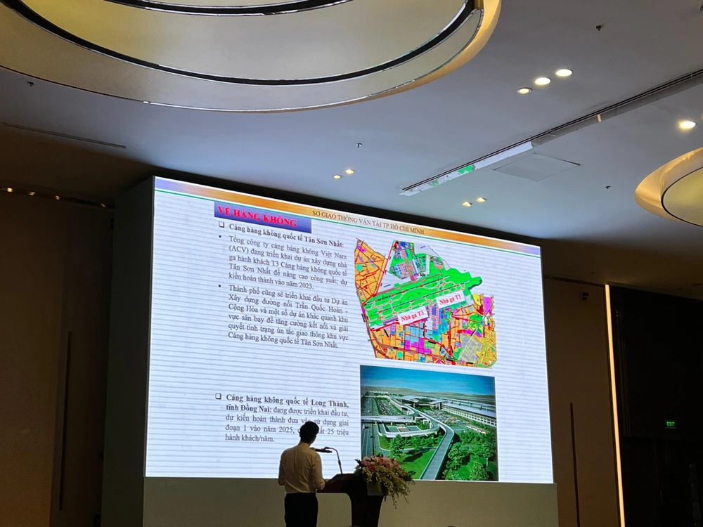 Ông Trần Quang Lâm, Giám đốc Sở GTVT TP.HCM trình bày về tình hình triển khai thực hiện Quy hoạch phát triển giao thông TP. Ảnh: ĐT.