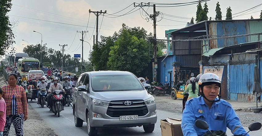 Cấm ô tô lưu thông qua cầu trên cả hai hướng lưu thông ở cầu Ông Thìn. Ảnh: Nguyễn Tân.