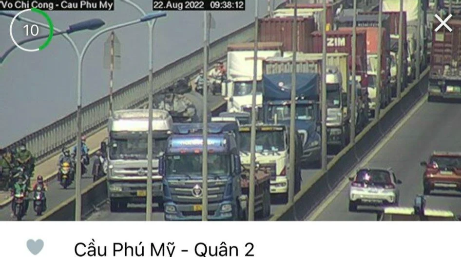 Các phương tiện nhúc nhích từng chút một trên cầu Phú Mỹ. Ảnh: CTV. Các phương tiện nhúc nhích từng chút một trên cầu Phú Mỹ. Ảnh: CTV.