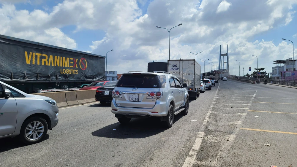 Hiện trạng giao thông ùn ứ vào 10 giờ sáng ngày 22-8. Ảnh: HM. Hiện trạng giao thông ùn ứ vào 10 giờ sáng ngày 22-8. Ảnh: HM.