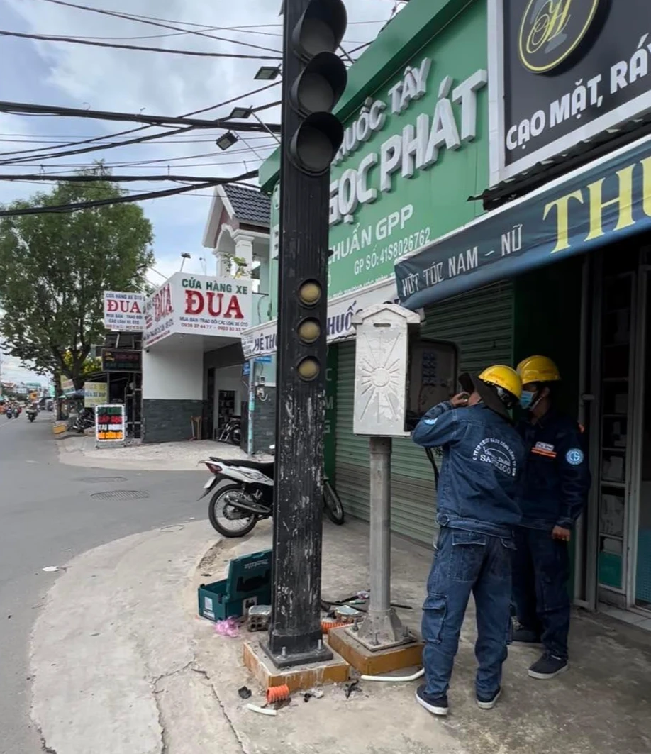 Lực lượng chức năng đã lắp đặt đèn tín hiệu ngay khi báo phản ánh. Ảnh: Đua Phạm.