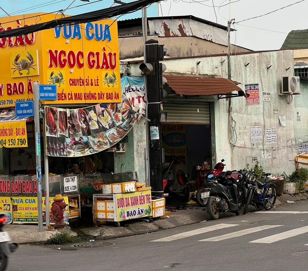 Từ ngày 23-8 đèn tín hiệu tại ngã tư Trần Văn Mười đã chính thức hoạt động. Ảnh: Đua Phạm.