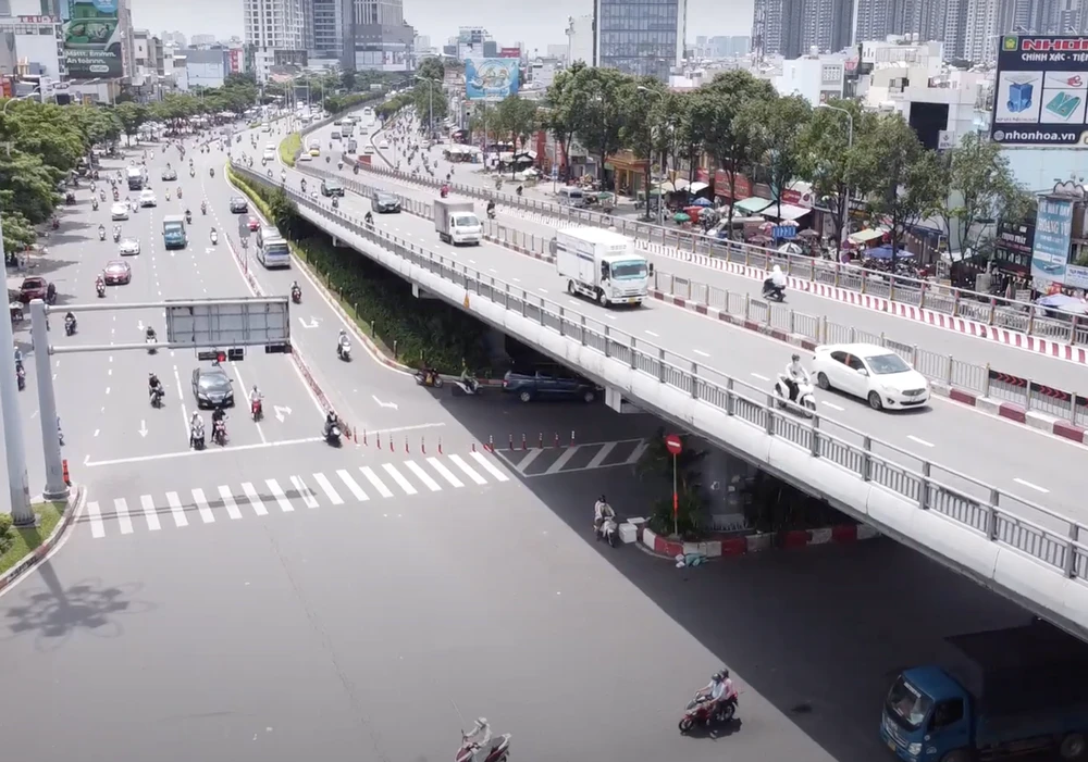 Khu vực nút giao Hàng Xanh đã giảm được ùn ứ khi có cầu vượt thép. Ảnh: ĐT.