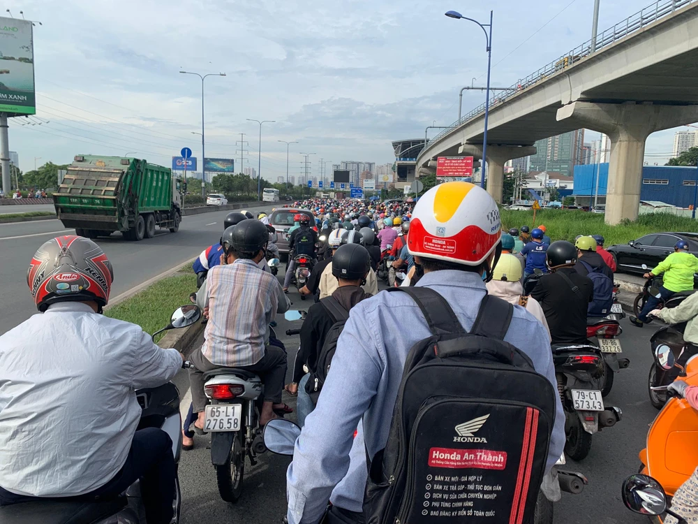 Ùn ứ kéo dài từ cầu Rạch Chiếc tới ngã tư Hàng Xanh. Ảnh: PHƯƠNG LÊ