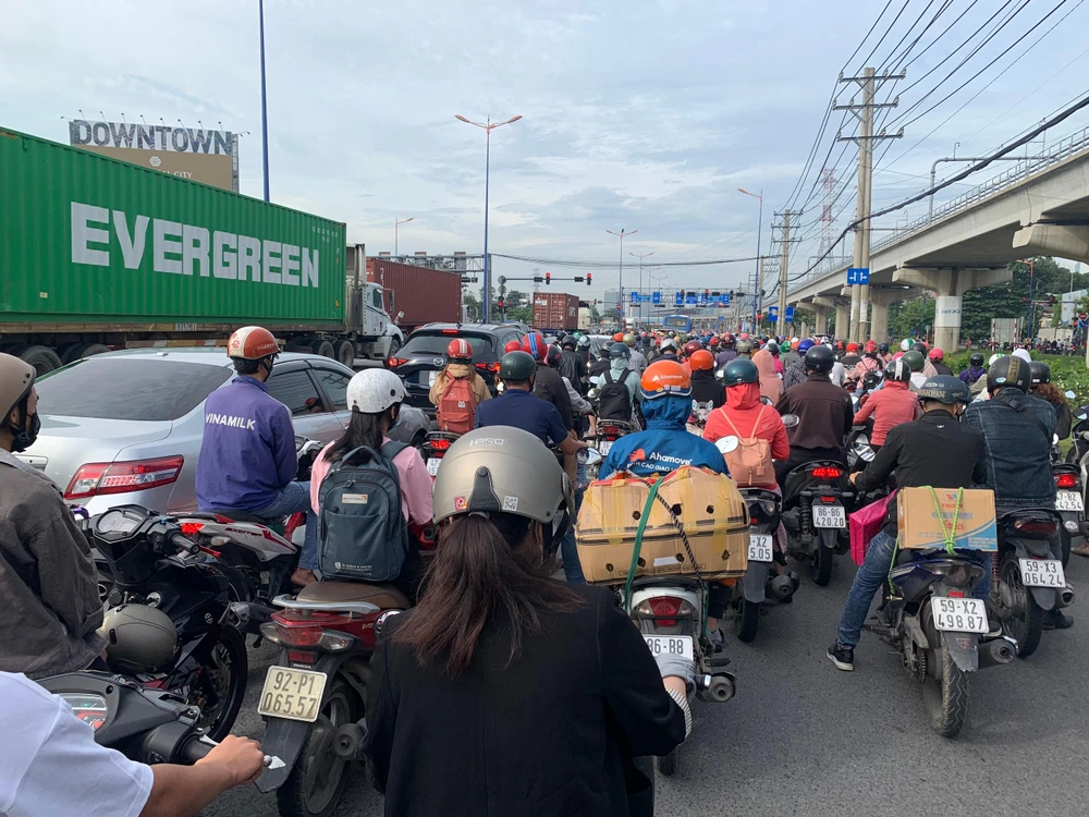 Ùn tắc kéo dài trên đường Xa lộ Hà Nội, trước BOT Xa lộ Hà Nội. Ảnh: PHƯƠNG LÊ