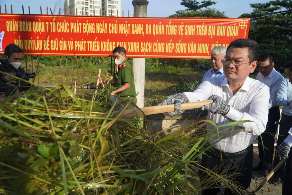 Lãnh đạo quận 7 cùng người dân ra quân dọn dẹp rác.