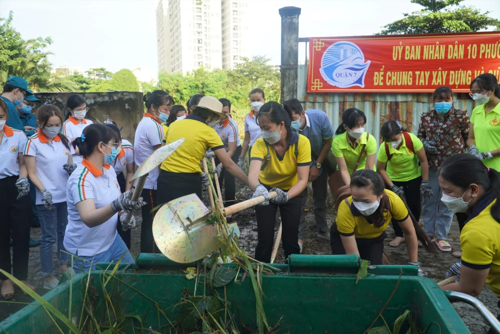 Hơn 2.800 người tham gia vệ sinh, dọn rác.