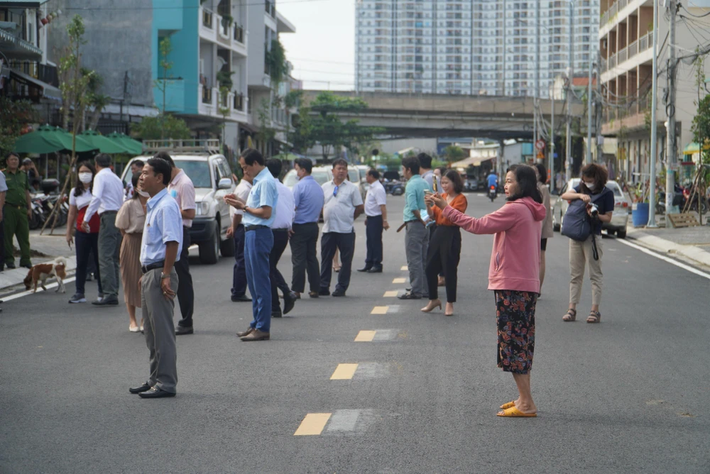 Người dân vui mừng khi tuyến đường mới được thông xe.