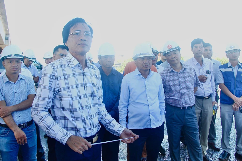 Đoàn công tác Thứ trưởng Bộ GTVT Nguyễn Danh Huy đi kiểm tra cao tốc Phan Thiết - Dầu Giây. Ảnh: CTV.