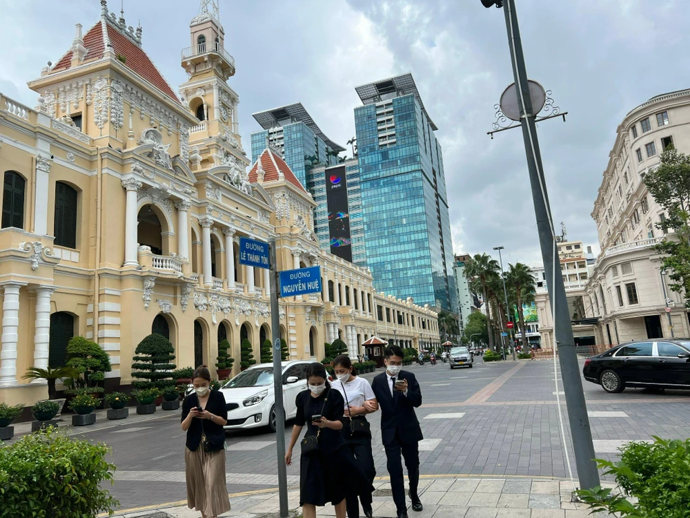 Sở GTVT TP.HCM thông báo cấm các phương tiện lưu thông qua đường Nguyễn Huệ vào cuối tuần này. Ảnh: ĐT