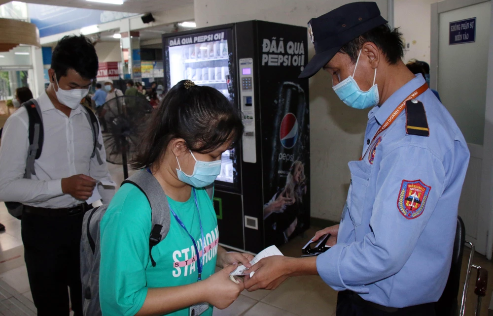 Hành khách làm thủ tục ra xe. Ảnh: ĐT.