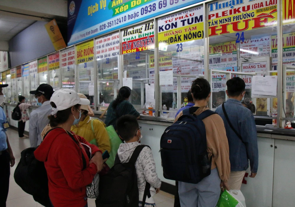 Nhiều người có mặt từ sớm để mua vé. Ảnh: ĐT.