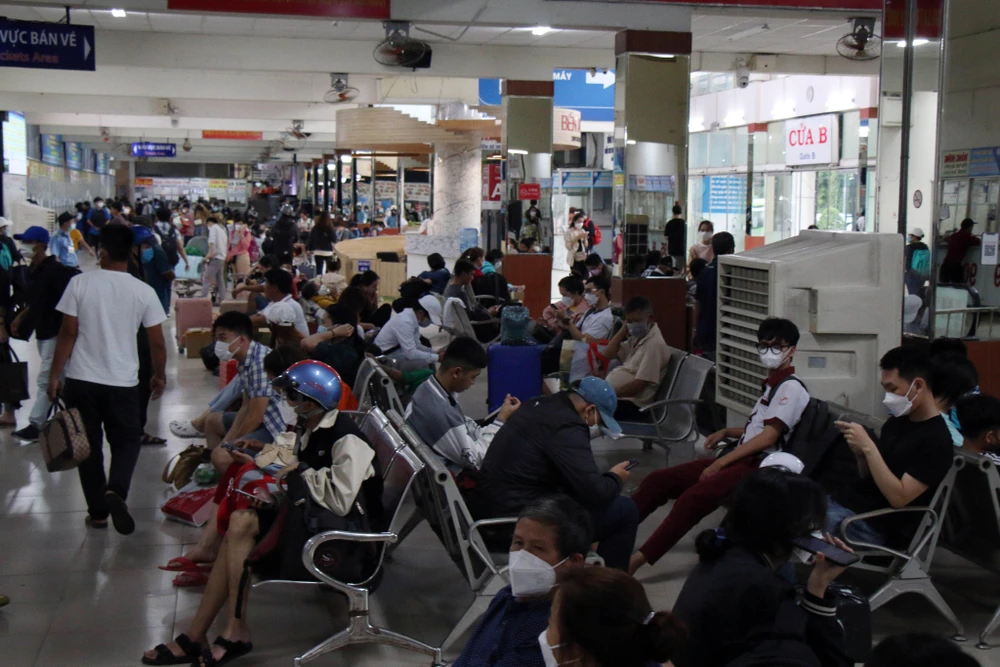 Khung cảnh đông đúc tại khu vực phòng vé. Ảnh: ĐT.