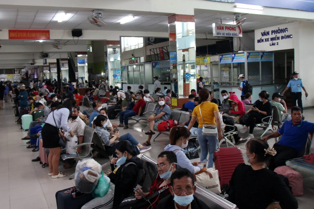 Rất đông hành khách ngồi chờ đến giờ xuất bến. Ảnh: ĐT.