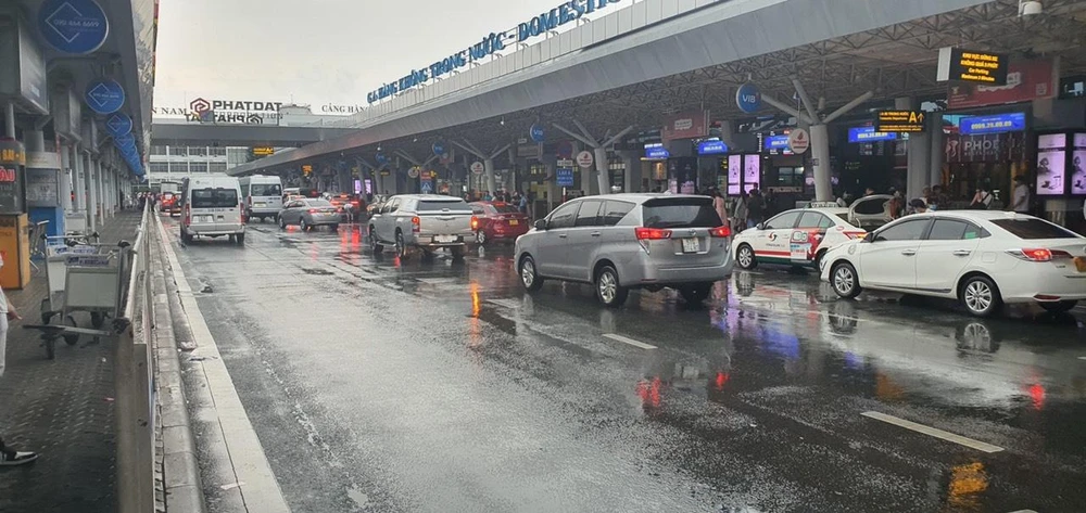 Sân bay Tân Sơn Nhất cũng nhộn nhịp trong chiều 31-8. Ảnh: ĐT.