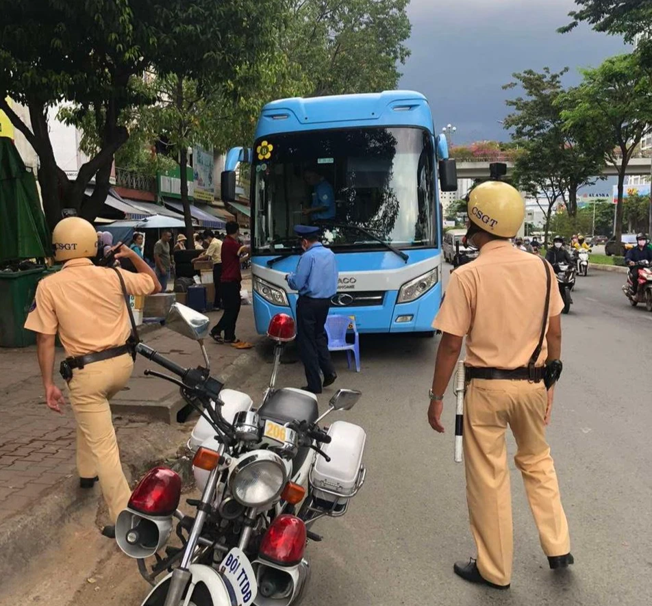 Kiểm tra, xử lý các phương tiện đón trả khách sai quy định. Ảnh: CTV.