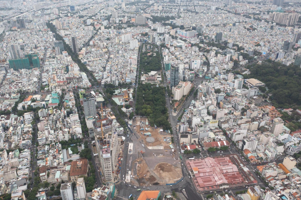 Phía trên ga Trung tâm Bến Thành cũng đang được tích cực hoàn trả. Ảnh: ĐT.