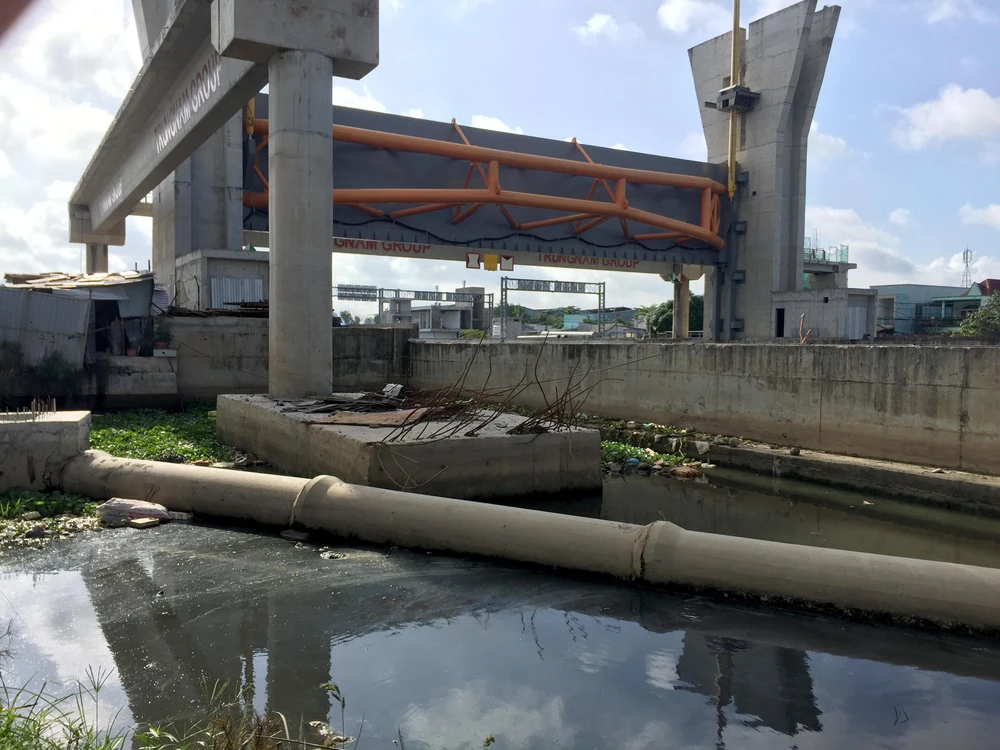 Cống kiểm soát triều Phú Định nằm phơi sương gió, công trình thi công dang dở không một bóng người - đặc biệt nguy hiểm là các hố sâu không được che chắn.