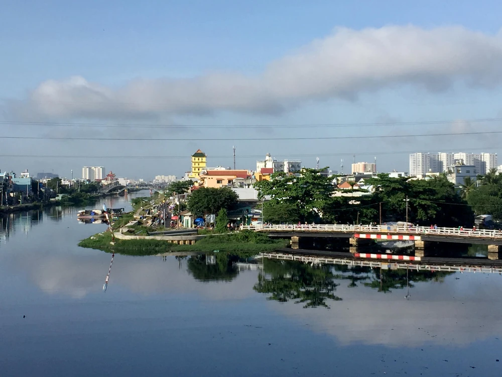 Bến Phú Định bắt đầu từ ngã ba kênh Lò Gốm giáp đại lộ Võ Văn Kiệt đã ô nhiễm nặng, nước sông đen sì nhiều năm nay.