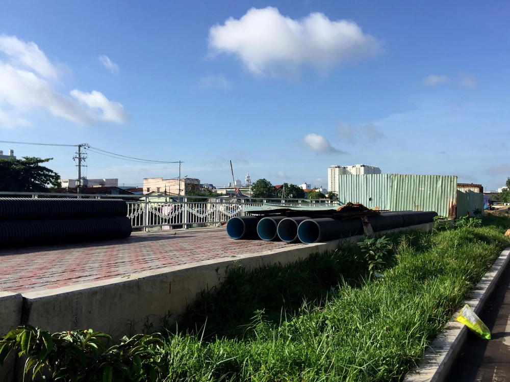 Ống cống thi công nằm phơi mưa nắng.