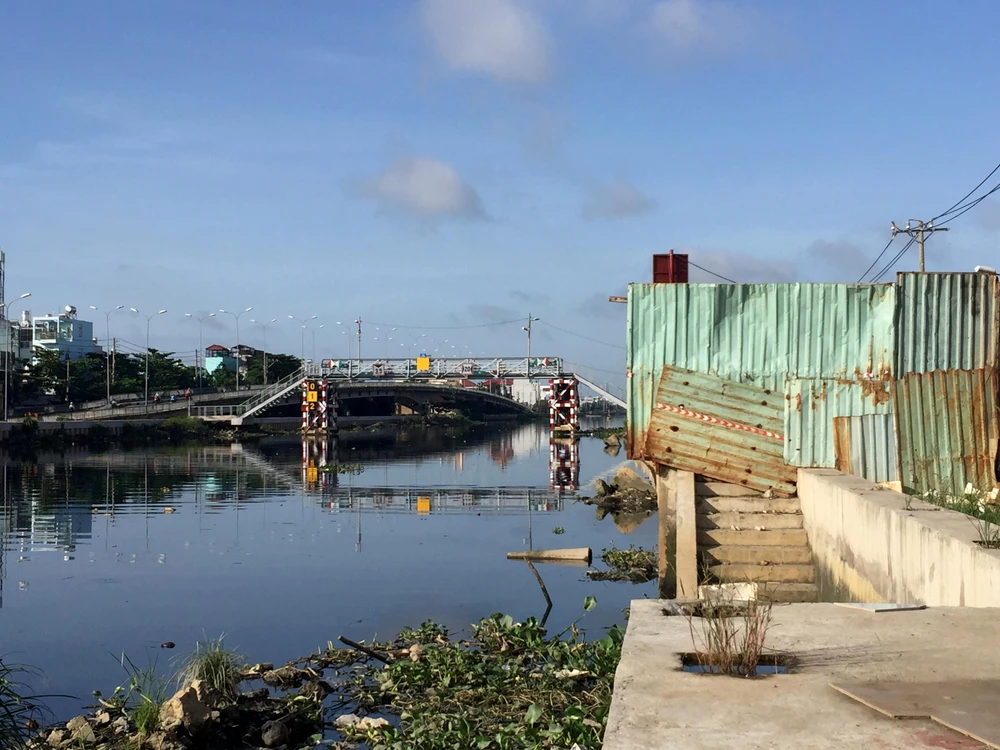 Che chắn bằng tôn tạm bợ gây nguy hiểm cho người dân, rác nổi lềnh bềnh.