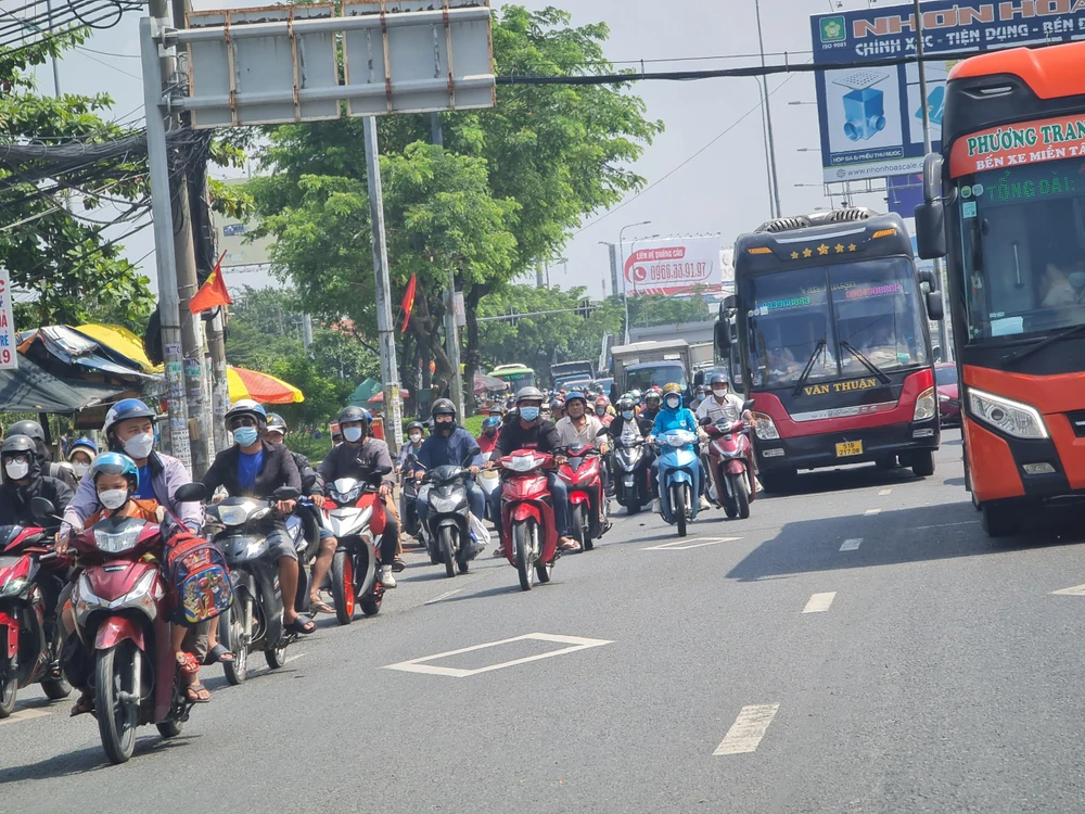 Người dân sử dụng phương tiện cá nhân theo đường Quốc lộ 1A về các tỉnh miền Tây. Ảnh: Nguyễn Châu.