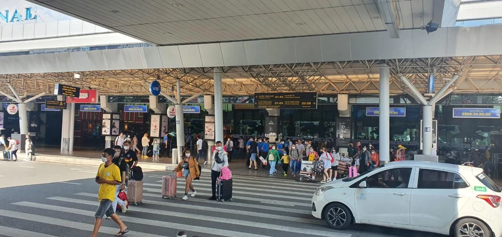 Tại khu vực sân bay, hành khách đi lại thông thoáng. Ảnh: CTV.