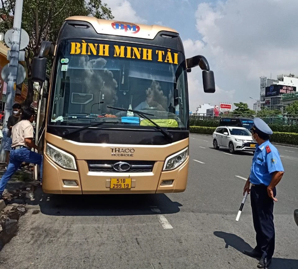 Tình trạng đón trả khách sai quy định diễn ra nhiều trong ngày 1-9. Ảnh: ĐT.