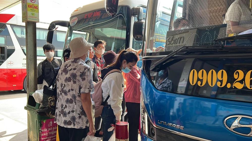 Hành khách làm thủ tục lên xe. Ảnh: ĐT.