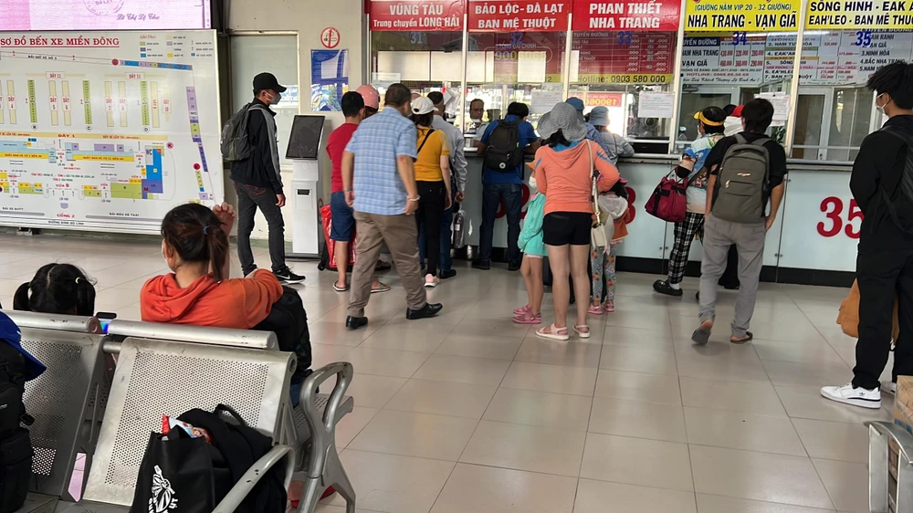 Khi vực bán vé không quá đông đúc. Ảnh: Đ.T