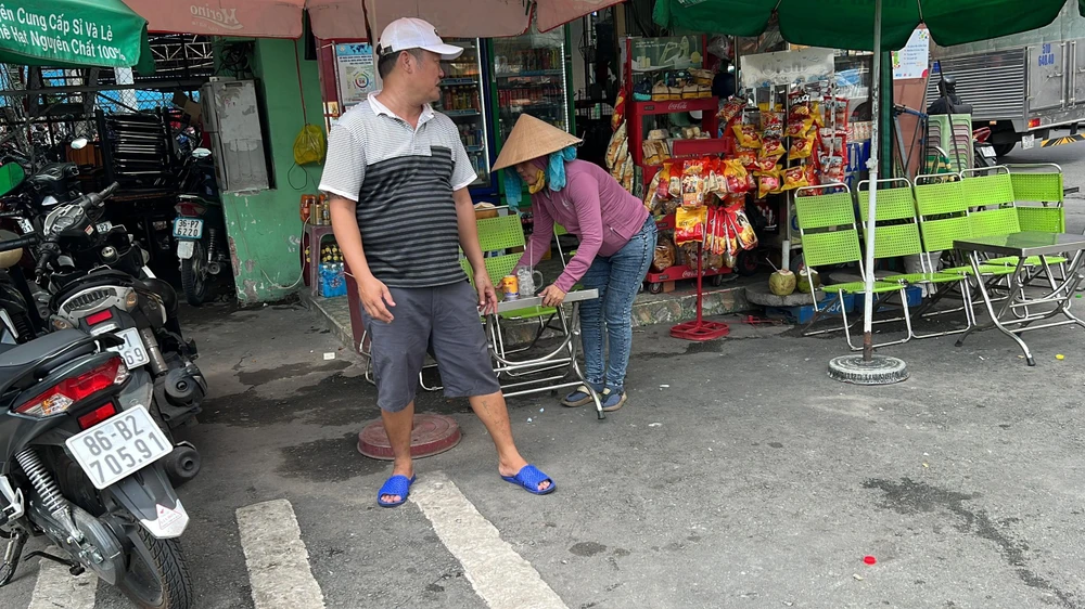 Phía đơn vị TNXP báo hết chỗ đậu xe, phí gửi xe ngoài đắt đỏ từ 20.000 đồng - 30.0000 đồng/lượt/xe. Ảnh: ĐÀO TRANG.