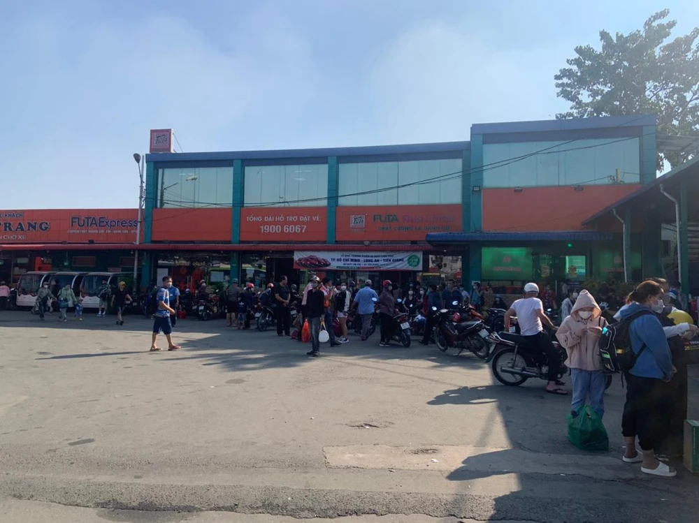 Hành khách làm thủ tục gửi đồ. Ảnh: CTV.