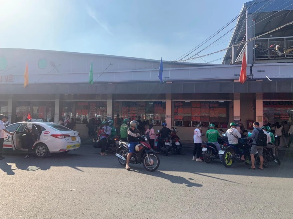 Người dân đi mua vé. Ảnh: CTV.