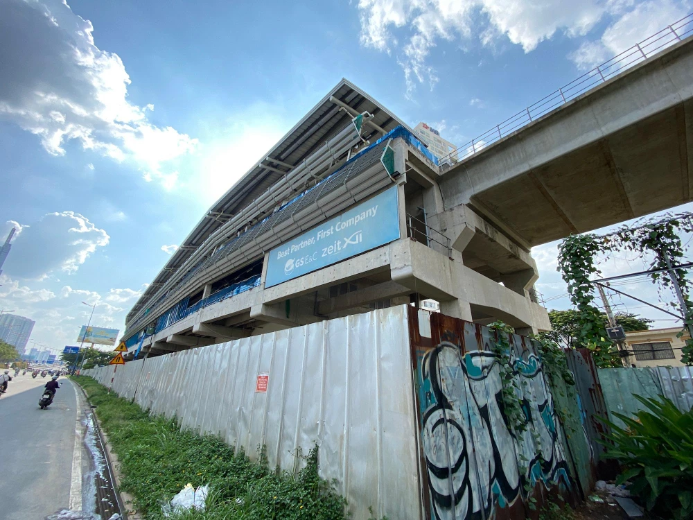 Các kỹ sư, công nhân đang tích cực hoàn thiện nhiều hạng mục quan trọng.