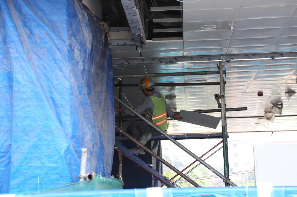 Các công nhân đang hoàn thiện những hạng mục cuối cùng.