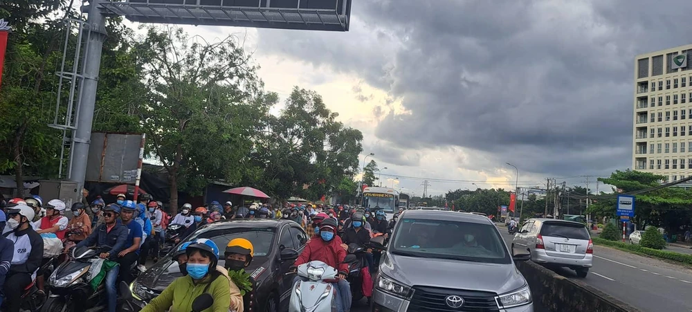 Người dân phải mất 60 phút mới di chuyển qua điểm kẹt. Ảnh: ANH SUNG.