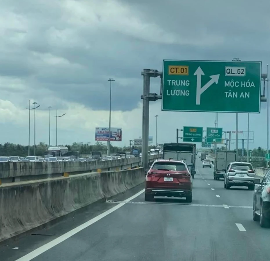 Cao tốc TP.HCM - Trung Lương, các phương tiện đang nhúc nhích từng chút. Ảnh: Lê Công Thế.