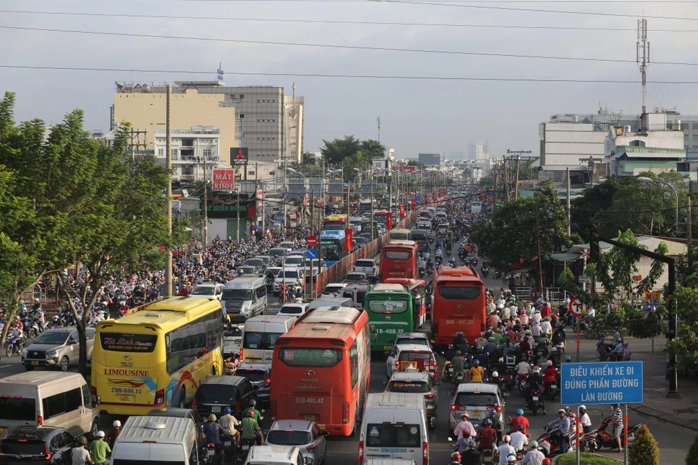 Quốc lộ 13 cũng đông nghịt người trong ngày đầu tuần.