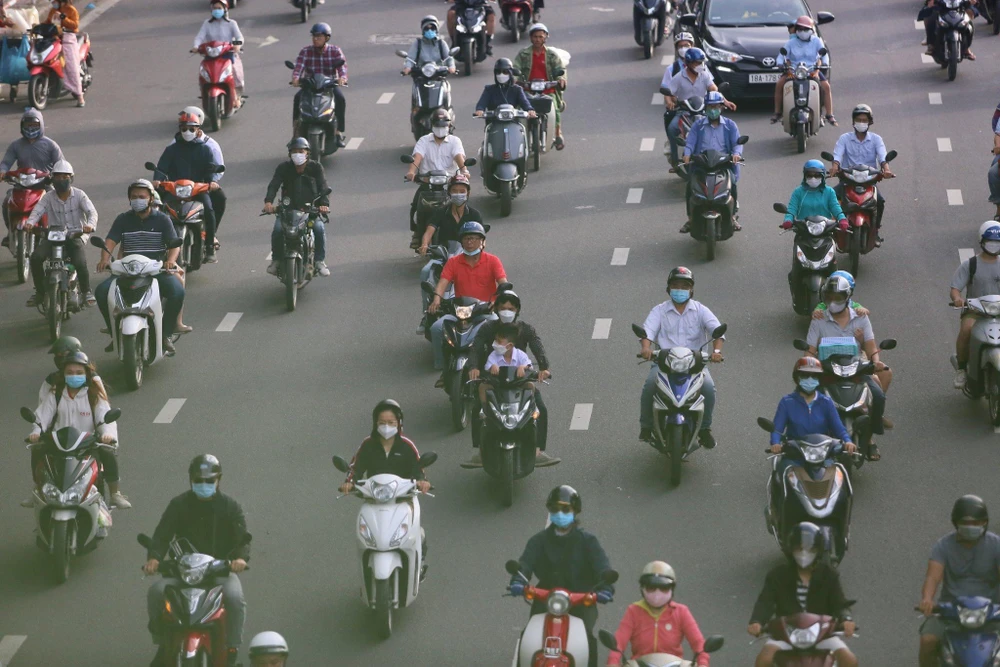 Đường Phạm Văn Đồng được ghi nhận đông xe nhưng thông thoáng hơn, không ùn tắc.