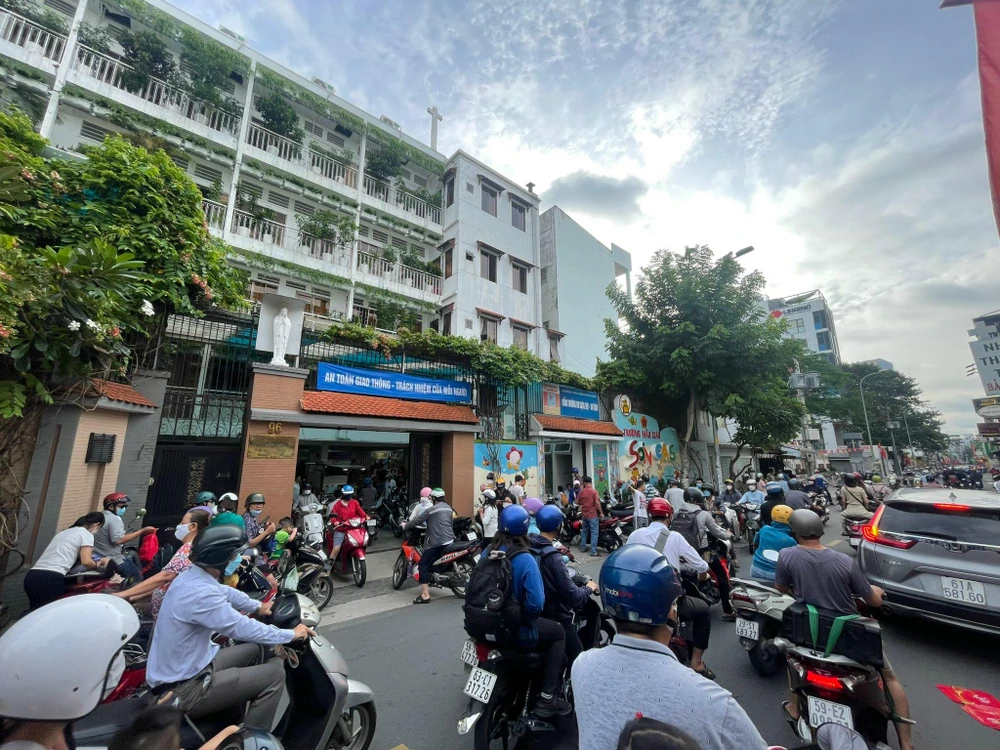 Trước cổng một số trường học cũng ùn ùn phương tiện đưa đón học sinh.