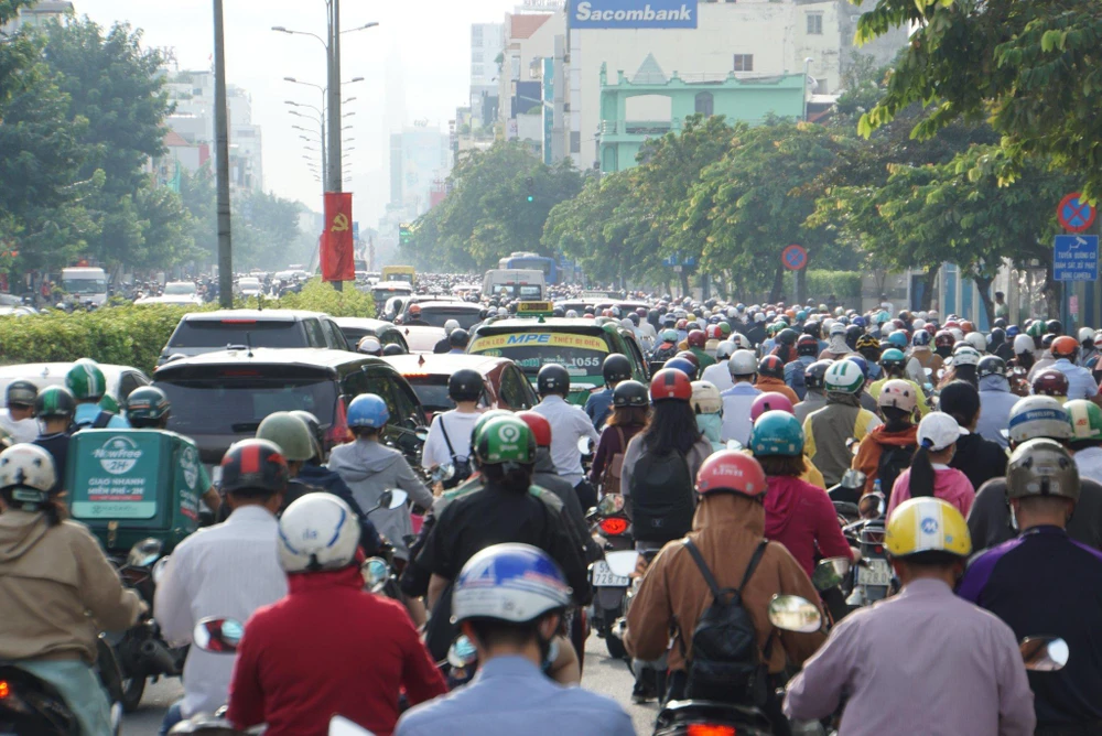 Dòng người xếp hàng trên đường, dường như không rõ "lối thoát".