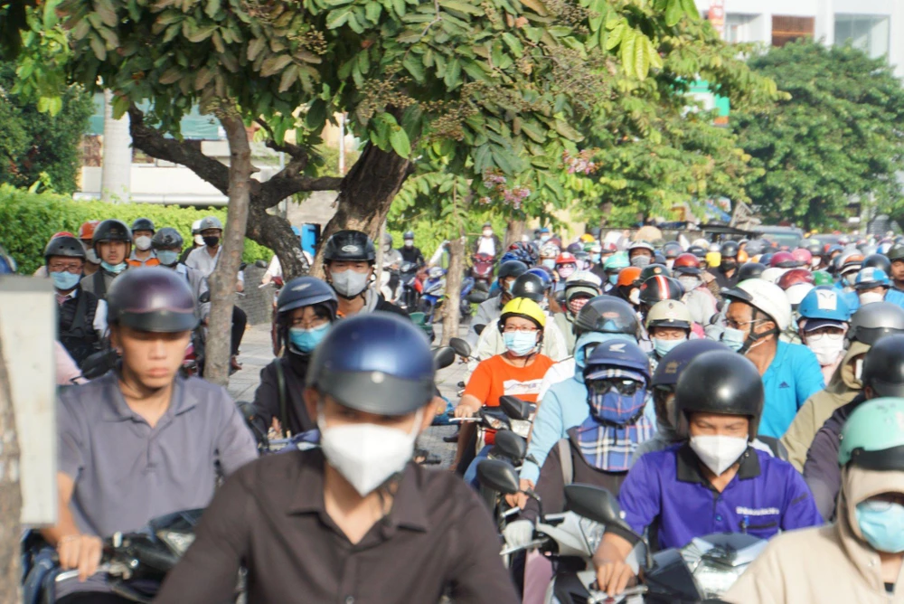 Nhiều người chọn phương án leo lên vỉa hè.