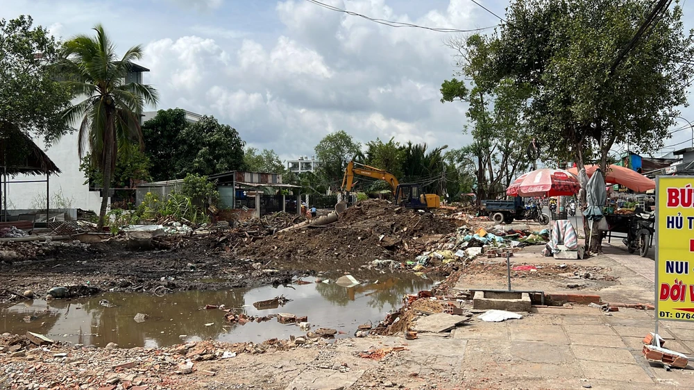 Công trường có công nhân, máy móc thi công trở lại. Ảnh: ĐT.