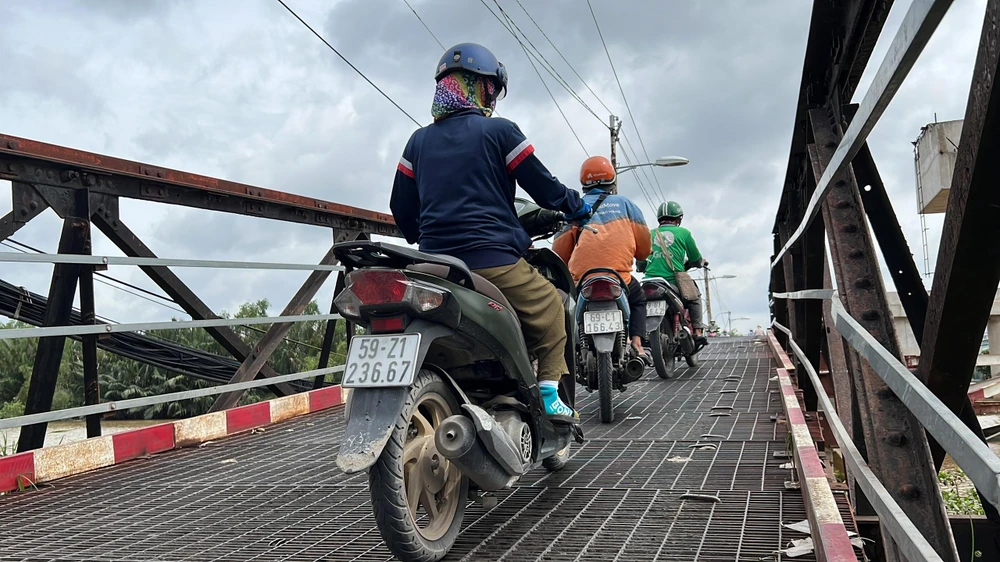 Cầu sắt xuống cấp, không đáp ứng nhu cầu đi lại, phát triển kinh tế - xã hội ở địa phương. Ảnh: ĐT.